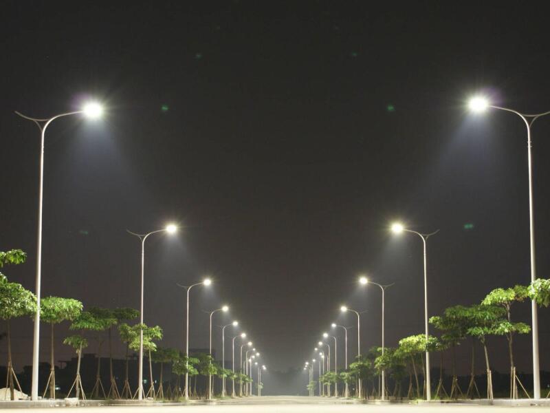 LED sokak lambası ve geleneksel sokak lambası kurulum maliyetinin karşılaştırılması